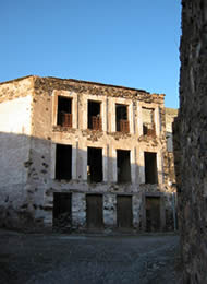 La casa de tres pisos.